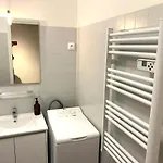 Cannes Croisette Studio, Steps From Beach, Behind Martinez Hotel Ac Wifi *